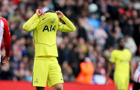 جيمس ماديسون لاعب توتنهام يعبر عن إحباطه بعد مباراة تشيلسي