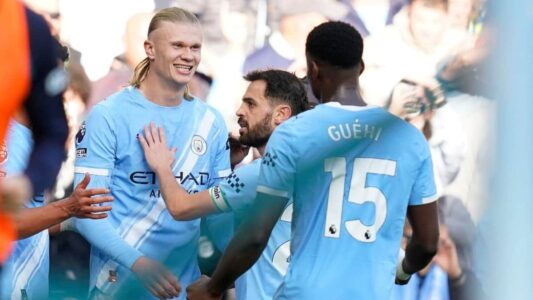 لاعبي مانشستر سيتي وبورنموث يستعدون لمباراة حاسمة في الدوري الإنجليزي الممتاز.