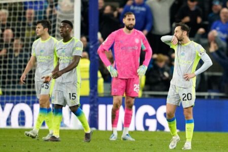 لاعبي مانشستر سيتي وإيفرتون يحتفلون وعليهم علامات الإحباط بعد تعادل مثير 3-3.