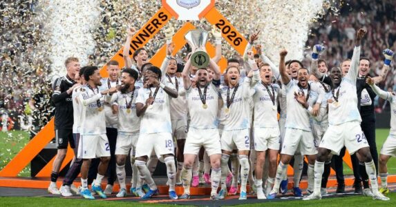 جون ماكجين قائد أستون فيلا يرفع كأس الدوري الأوروبي بفرحة عارمة بعد الفوز التاريخي.