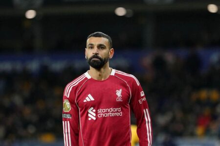 محمد صلاح يرتدي قميص ليفربول ويفكر في مستقبله