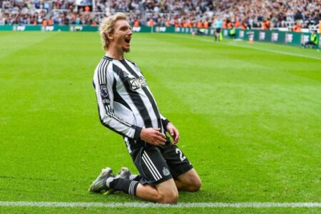 لاعبي نيوكاسل يحتفلون بهدف ضد وست هام في الدوري الإنجليزي