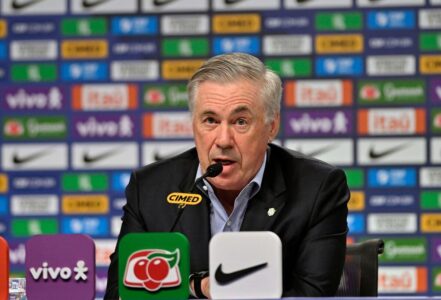 نيمار يحتفل بقميص منتخب البرازيل في كأس العالم 2026