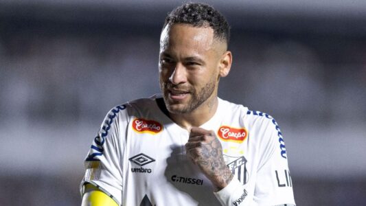 كاسيميرو ونيمار يتبادلان الحديث في تدريبات منتخب البرازيل