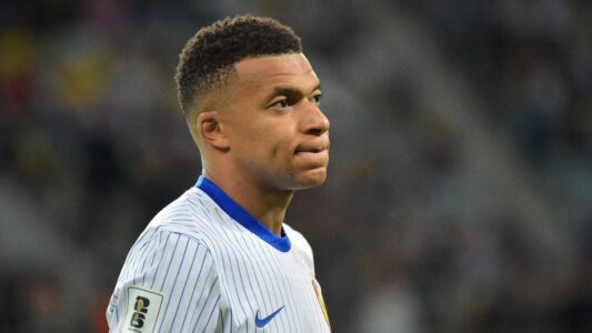 عثمان ديمبيلي وكيليان مبابي يتبادلان الحديث في تدريبات المنتخب الفرنسي