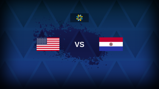 لاعبو منتخب أمريكا وباراجواي يتنافسون على الكرة في مباراة كأس العالم