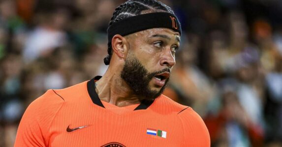 لاعبي منتخب الجزائر يحتفلون بهدف الفوز على هولندا في مباراة ودية استعدادًا لكأس العالم.