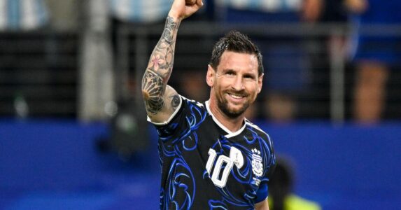 لاعبي الأرجنتين يحتفلون بالفوز على إنجلترا والتأهل لنهائي كأس العالم 2026