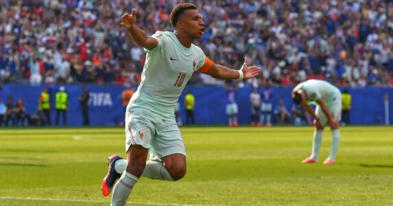 كيليان مبابي وعثمان ديمبيلي يحتفلان بهدف فرنسا ضد المغرب في كأس العالم 2026