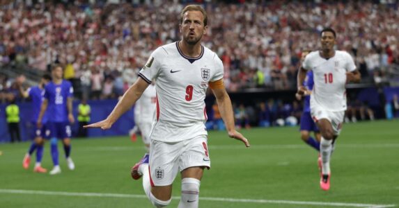 هاري كين وتوماس توخيل يناقشان أداء منتخب إنجلترا في كأس العالم 2026.
