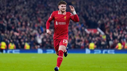 هارفي إليوت يرتدي قميص ليفربول ويحتفل في الملعب.