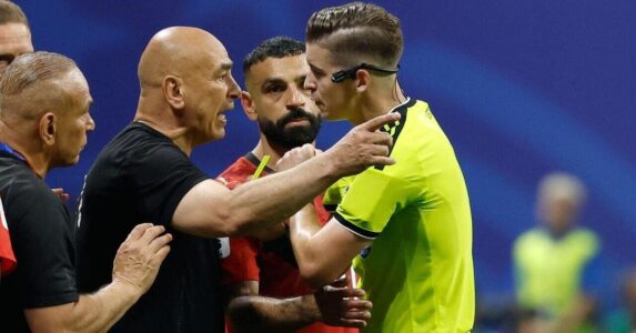حسام حسن مدرب منتخب مصر يعبر عن غضبه من التحكيم بعد مباراة الأرجنتين في كأس العالم.