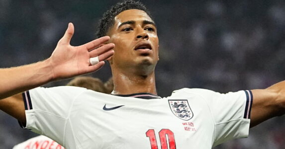جود بيلينجهام يحتفل بهدف مع منتخب إنجلترا في كأس العالم