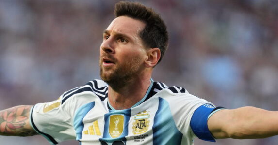 ليونيل ميسي يصافح لاعبًا إنجليزيًا قبل مباراة نصف نهائي كأس العالم