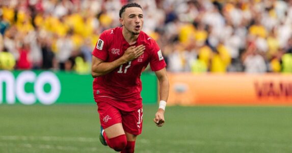 لاعبي سويسرا يحتفلون بعد الفوز على كولومبيا بركلات الترجيح في كأس العالم 2026.