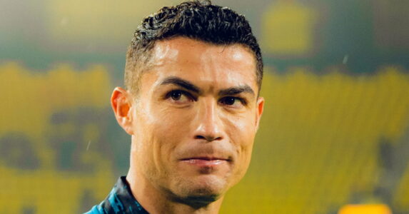 لاعبي النصر والتعاون يستعدون لمباراة الدوري السعودي