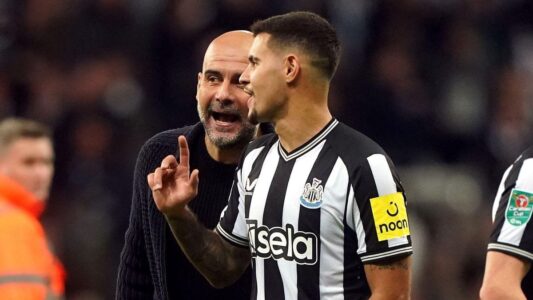برونو غيماريش لاعب نيوكاسل يونايتد يرتدي قميص الفريق