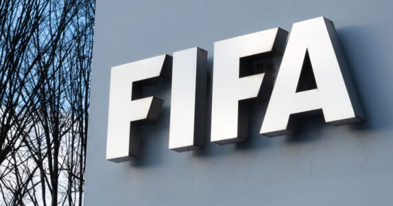 جياني إنفانتينو رئيس الفيفا يتحدث في مؤتمر صحفي حول خطط كأس العالم.