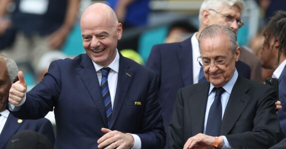 شعار ريال مدريد وشعار الفيفا مع كرة قدم، يرمز إلى الصراع حول حقوق كأس العالم.