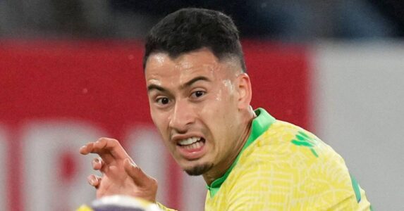 غابرييل مارتينيلي بقميص الهلال السعودي بعد إتمام صفقة انتقاله من أرسنال.